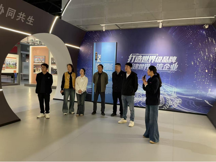 湖北省地方铁路学会赴一拖物流走访调研并授予会员牌匾